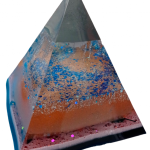 Pirámide Orgonita artesanal de zinc, cuarzo rosa y cobre: Tranquilidad interior, crecimiento y desarrollo