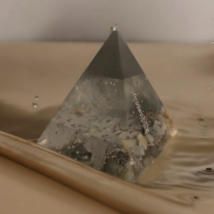 Pirámide Orgonita de Zinc, Amazonita y Aluminio